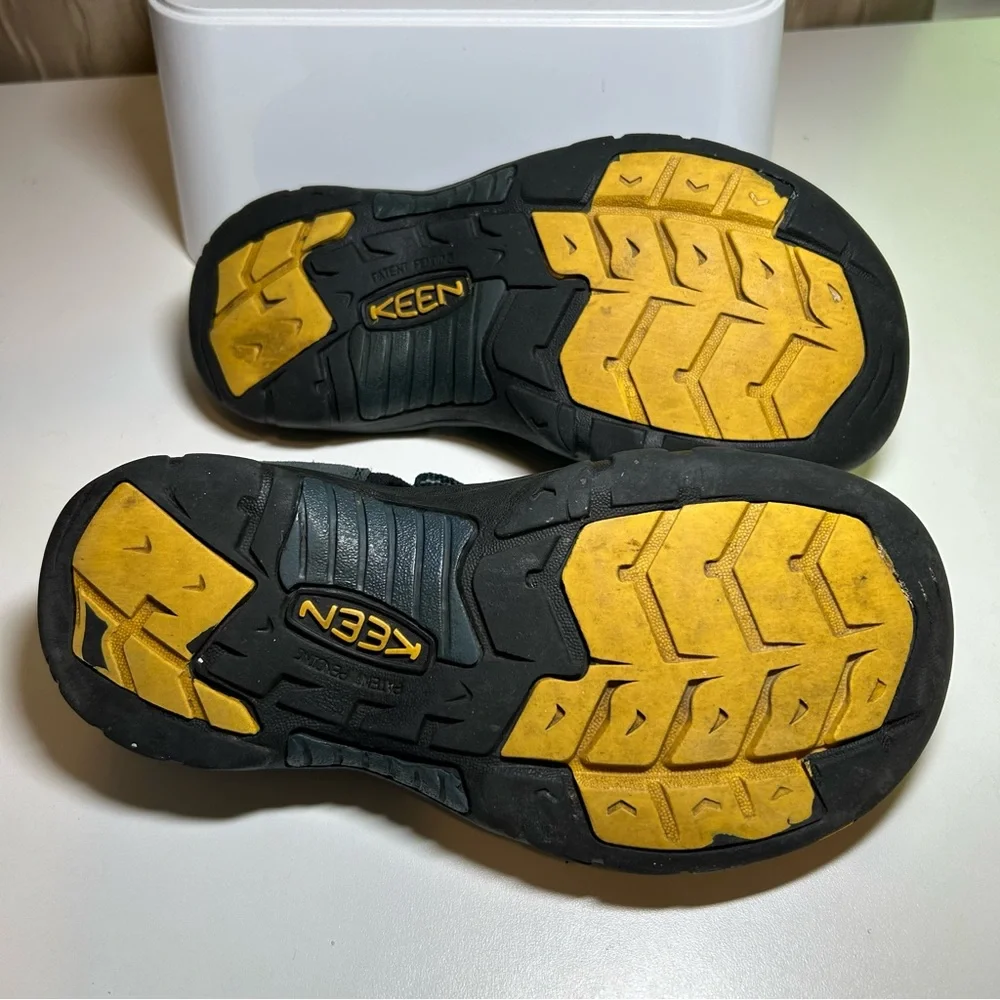 Keen Newport H2 Youth 4 Closed Toe Toggle Laced Navy Blue Yellow Black Water